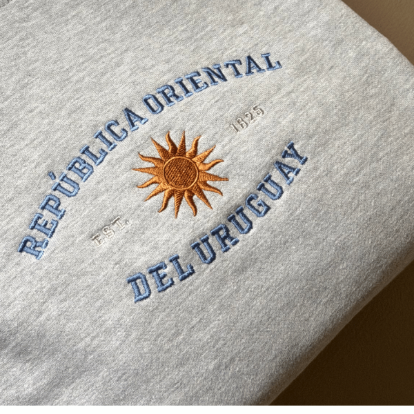 Buzo con bordado «República Oriental del Uruguay»