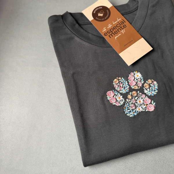 Remera básica con bordado "Huella floral"