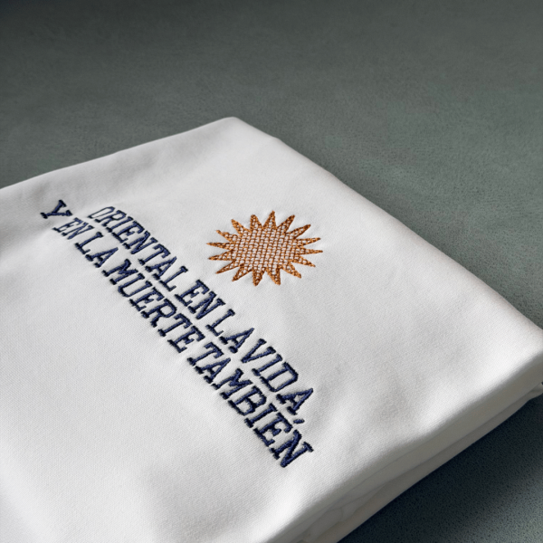 Remera básica con bordado "Oriental en la vida"