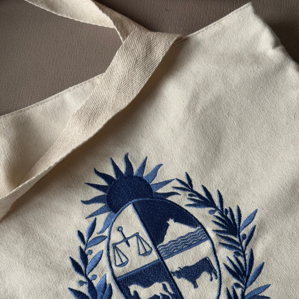Tote bag con bordado "Escudo Nacional" en azul
