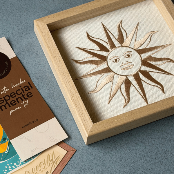 Cuadro cuadrado chico con bordado "Sol uruguayo" - EDICIÓN ESPECIAL