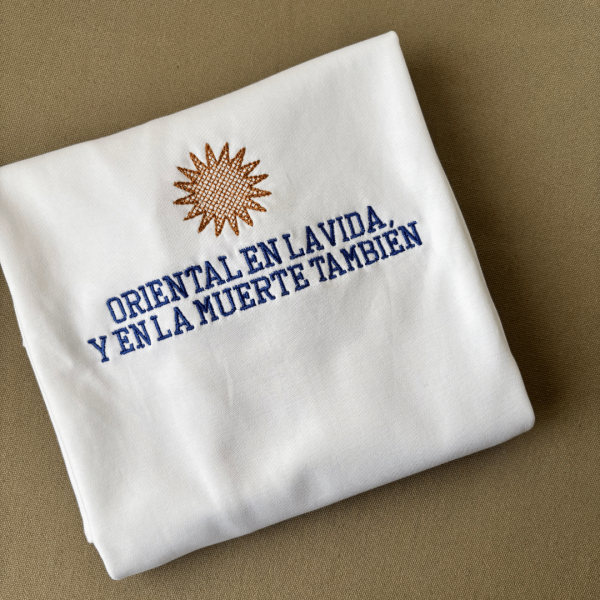 Remera básica con bordado "Oriental en la vida"